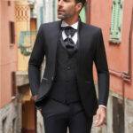Homme élégant en costume trois pièces noir avec cravate