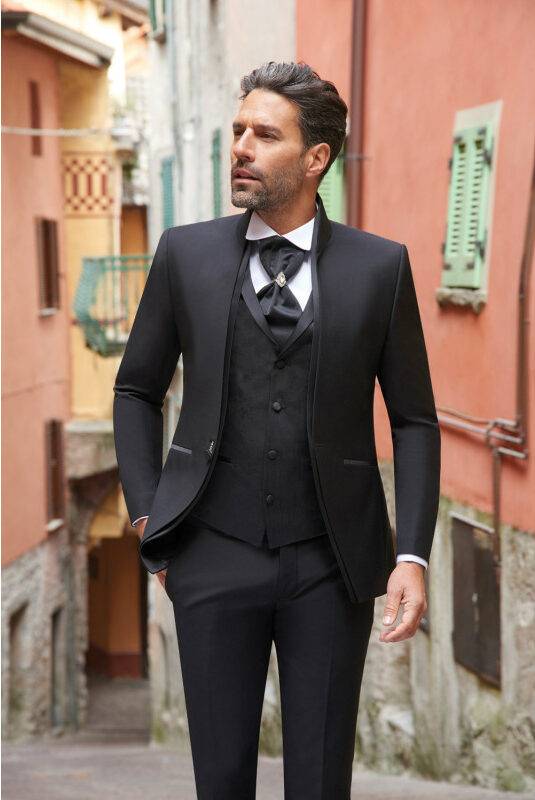 TURIN Homme élégant en costume trois pièces noir avec cravate