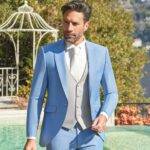 Homme élégant en costume bleu ciel avec gilet beige
