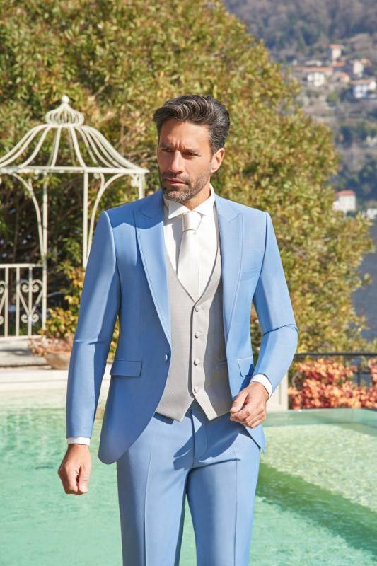 hampton Homme élégant en costume bleu ciel avec gilet beige