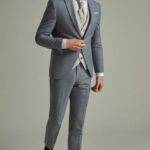 Homme en costume trois pièces gris clair élégant