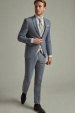 Homme en costume trois pièces gris clair élégant