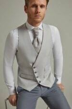 Homme élégant en gilet gris clair avec cravate assortie