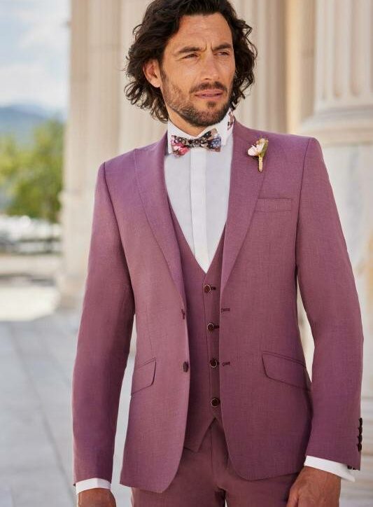grasse Homme en costume trois pièces rose mauve avec nœud papillon