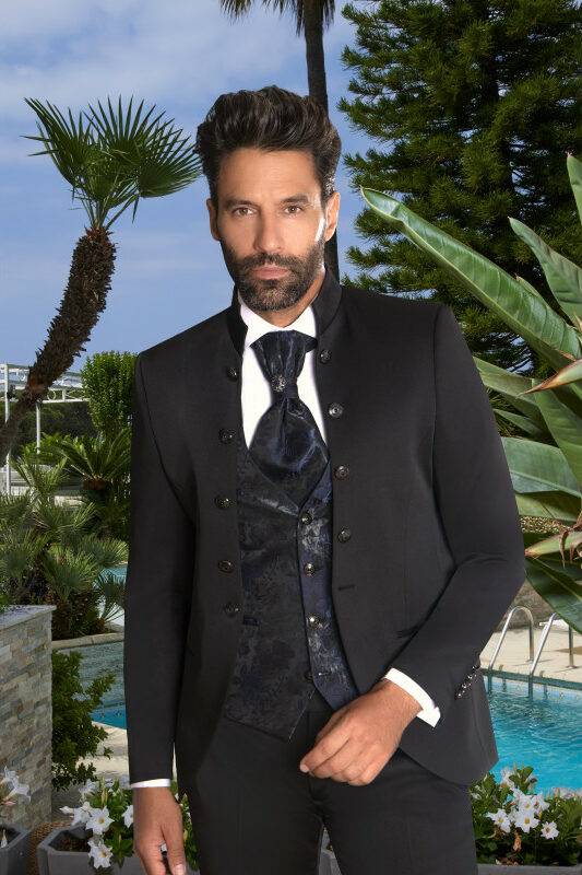 santorin-2023 Homme en costume noir élégant avec gilet et cravate