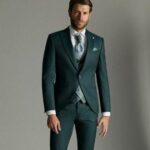 Homme élégant en costume trois pièces vert sapin