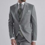 Homme en costume trois pièces gris à fines rayures