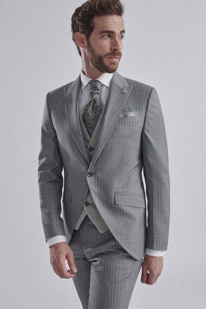 27.24.050 Homme en costume trois pièces gris à fines rayures