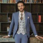 Homme élégant en costume bleu avec gilet gris et cravate