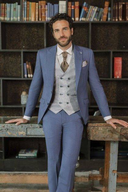 40.26.200 Homme élégant en costume bleu avec gilet gris et cravate