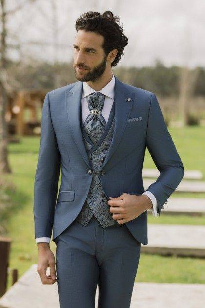 62.26.201 Homme élégant en costume trois pièces bleu avec gilet fleuri