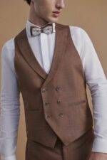 Homme portant gilet marron double boutonnage et nœud papillon