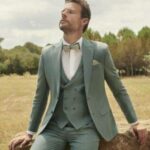 Homme élégant en costume vert sauge avec nœud papillon