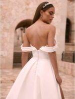 Mariée de dos en robe blanche épaules dénudées élégante