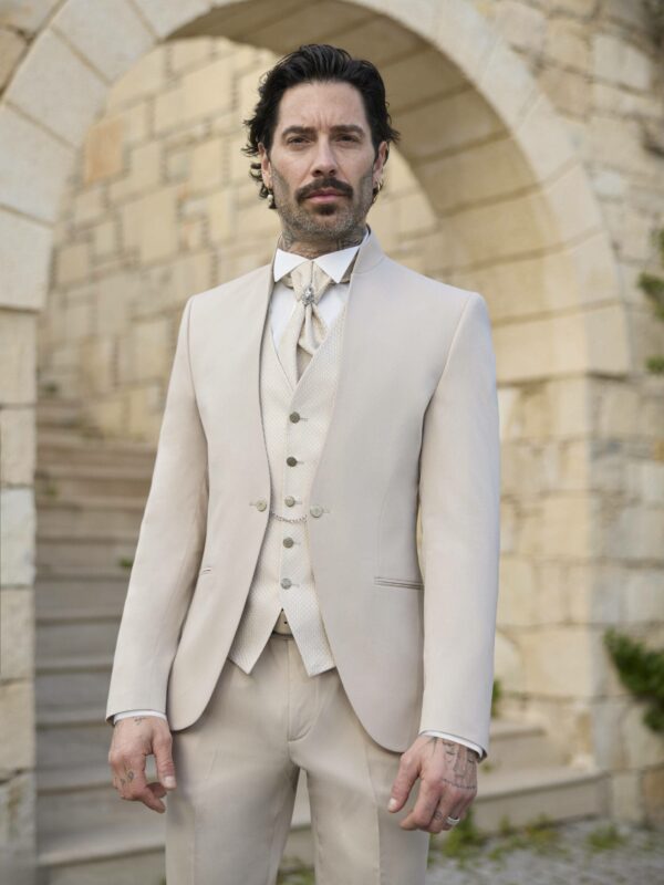 Costume de mariage col mao beige 3 pièces Empire du marié Bonifacio — Wind's Mariages Rivery