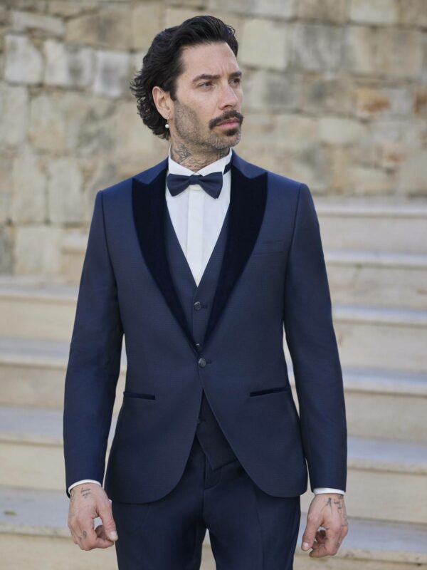 Homme élégant en smoking bleu marine avec nœud papillon