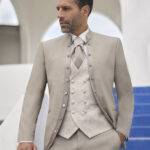 Homme en costume de mariage beige élégant avec gilet brodé