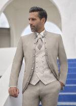 Homme en costume de mariage beige élégant avec gilet brodé