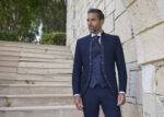 Homme élégant en costume trois pièces bleu marine cérémonie