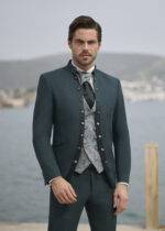Homme en costume de mariage vert avec gilet paisley argenté