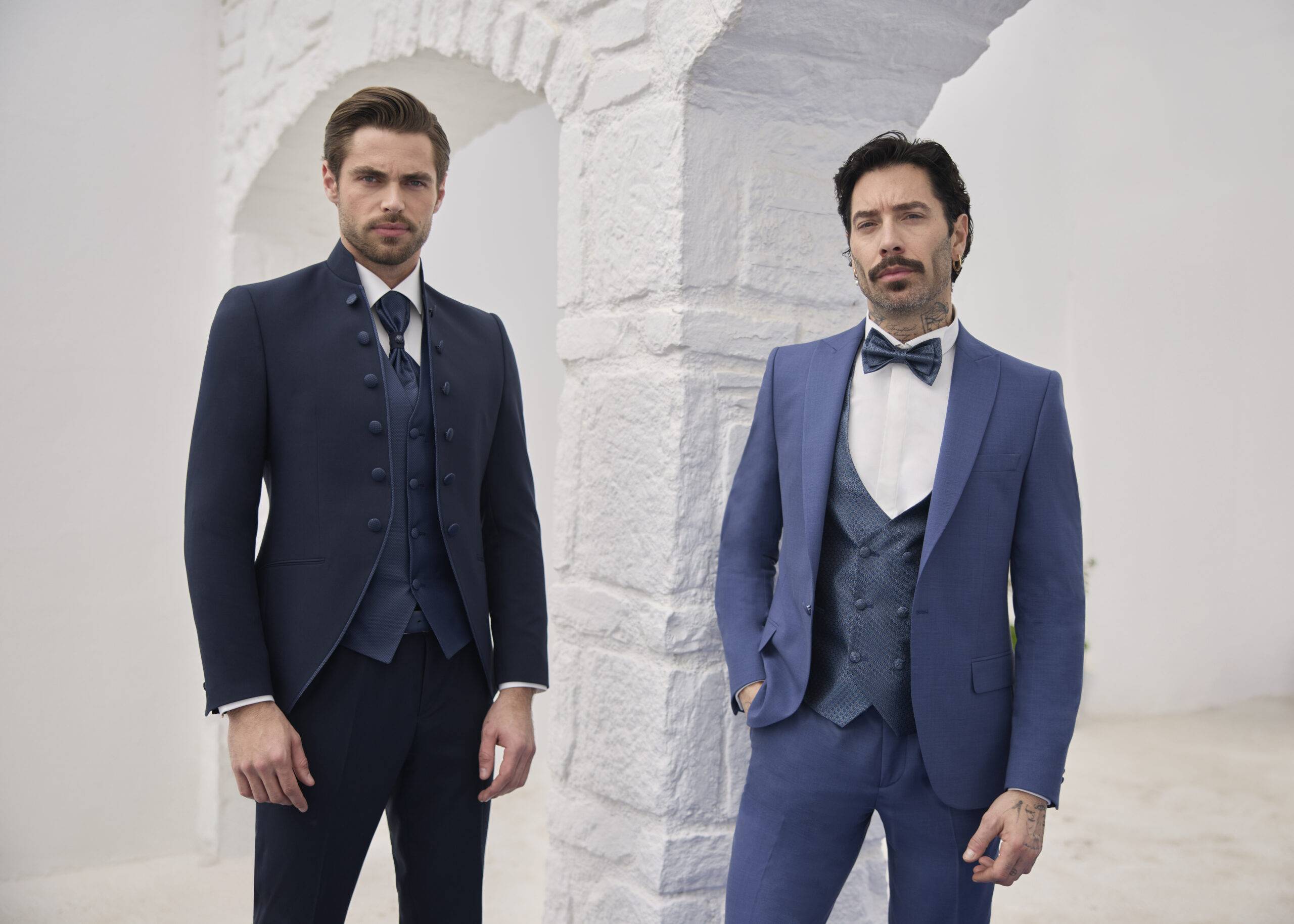 Deux hommes en costumes bleus élégants pour mariage