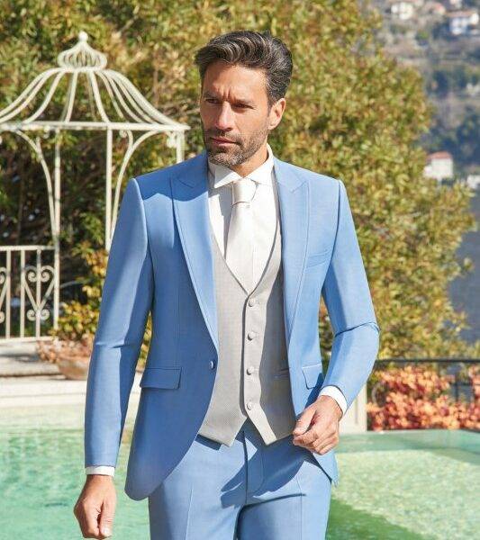 Homme élégant en costume bleu ciel avec gilet beige