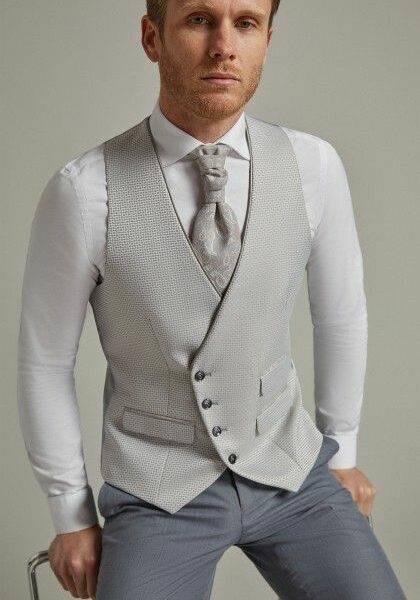 Homme élégant en gilet gris clair avec cravate assortie