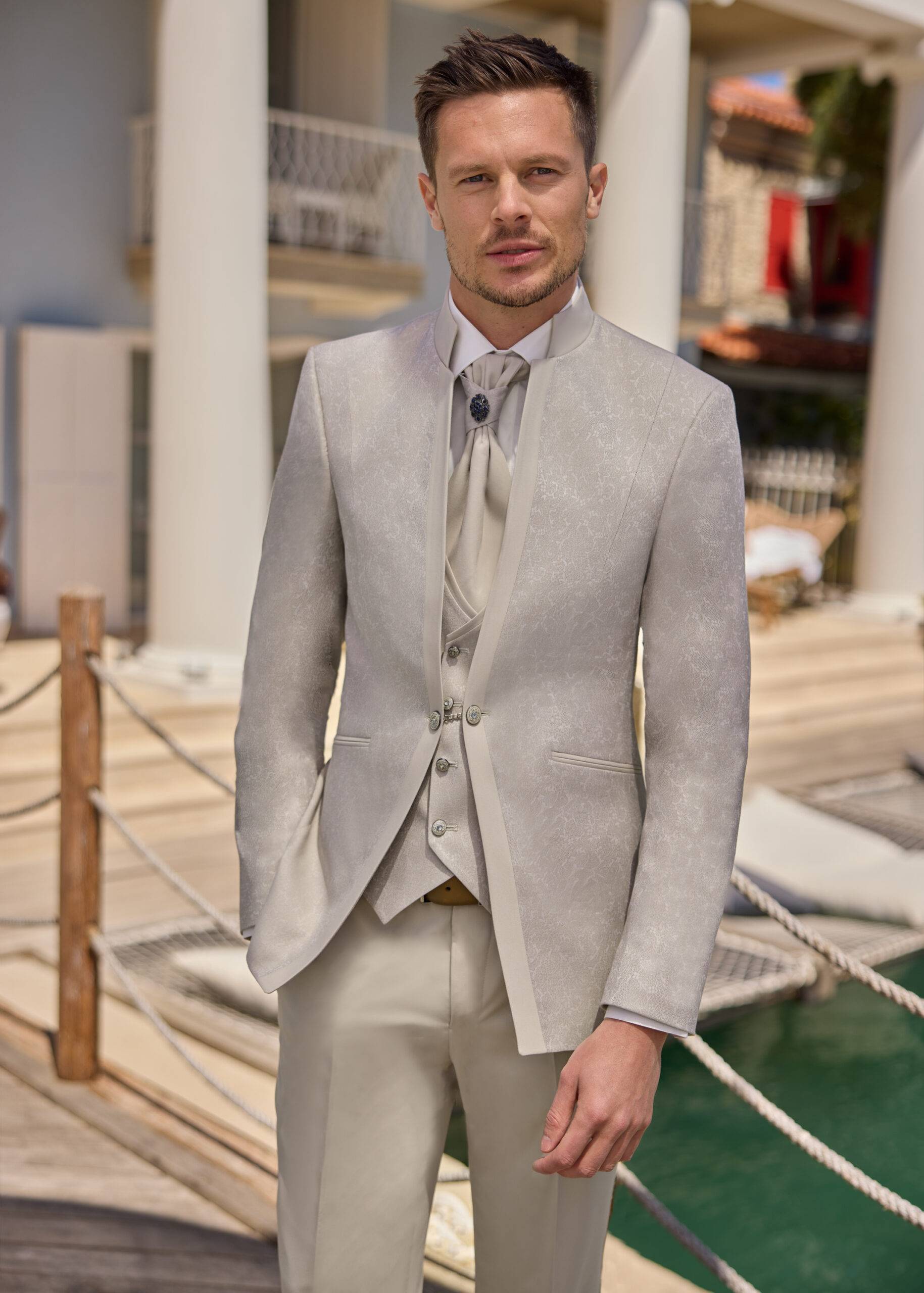 sao paulo beige Costume de mariage col mao texturé 3 pièces – Image 1