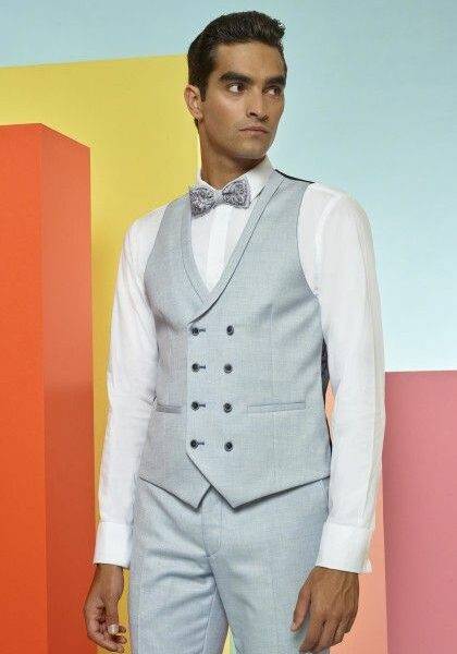 Homme élégant en gilet gris et nœud papillon coloré