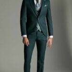 Homme élégant en costume trois pièces vert sapin