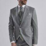 Homme en costume trois pièces gris à fines rayures
