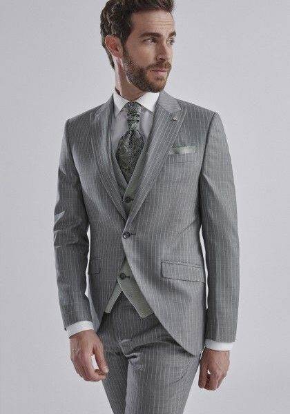 Homme en costume trois pièces gris à fines rayures