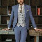 Homme élégant en costume bleu avec gilet gris et cravate