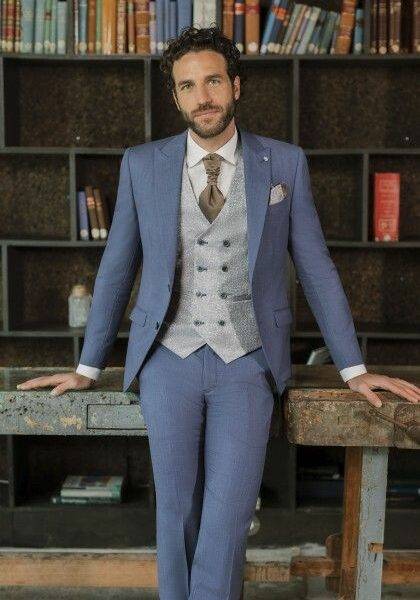 Homme élégant en costume bleu avec gilet gris et cravate