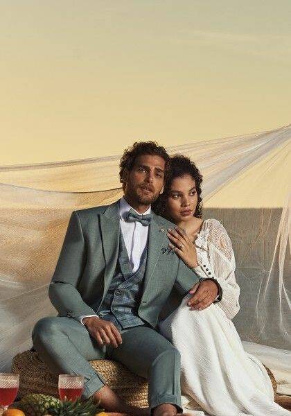 Costume de mariage vert sauge 3 pièces Roberto Vicentti porté avec robe de mariée — Wind's Mariages