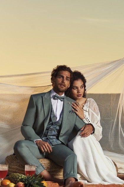 43.22.810 Costume de mariage vert sauge 3 pièces Roberto Vicentti porté avec robe de mariée — Wind's Mariages