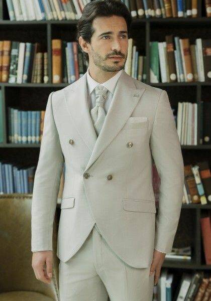 Costume de mariage beige double boutonnage 3 pièces Roberto Vicentti — Wind's Mariages Camon
