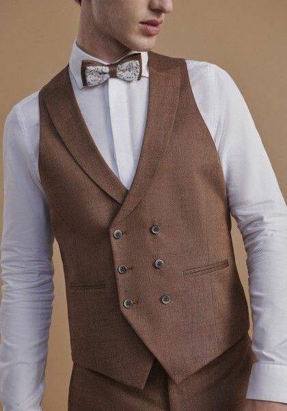 Homme portant gilet marron double boutonnage et nœud papillon