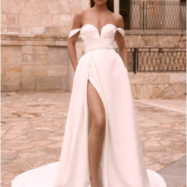 Robe de mariée blanche épaules dénudées avec fente élégante