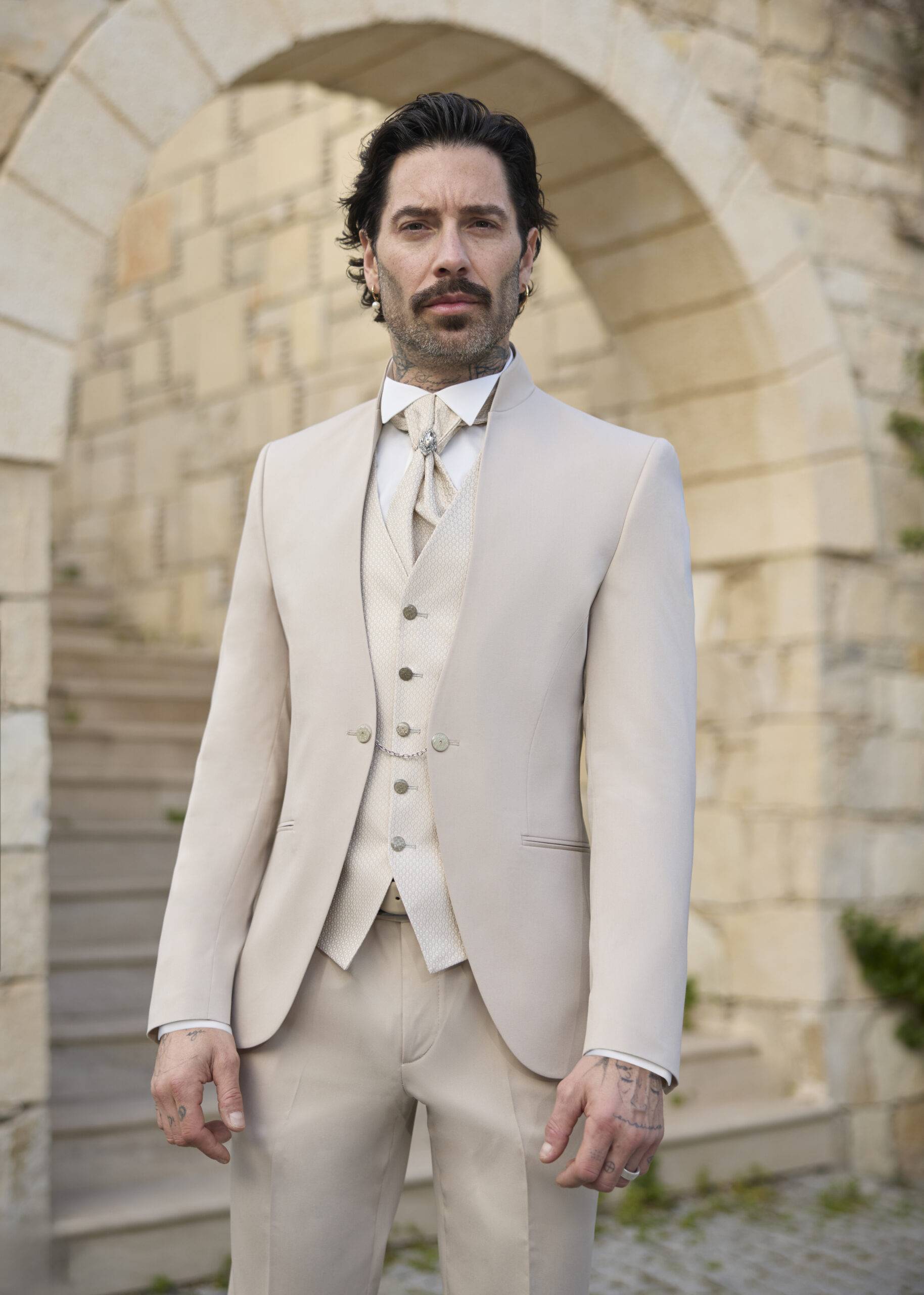 BONIFACIO BEIGE_4353 Costume de mariage col mao beige 3 pièces Empire du marié Bonifacio — Wind's Mariages Rivery
