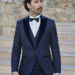 Homme élégant en smoking bleu marine avec nœud papillon