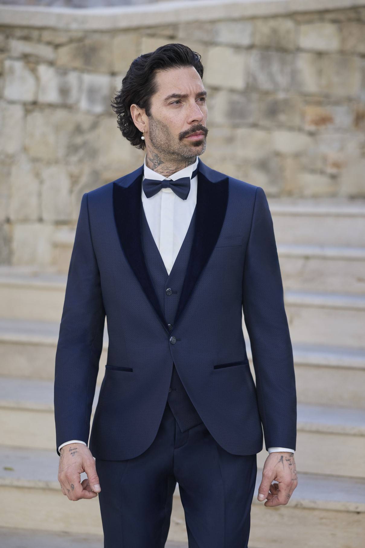 PARIS BLEU MARINE_4001 Homme élégant en smoking bleu marine avec nœud papillon