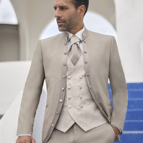 Homme en costume de mariage beige élégant avec gilet brodé