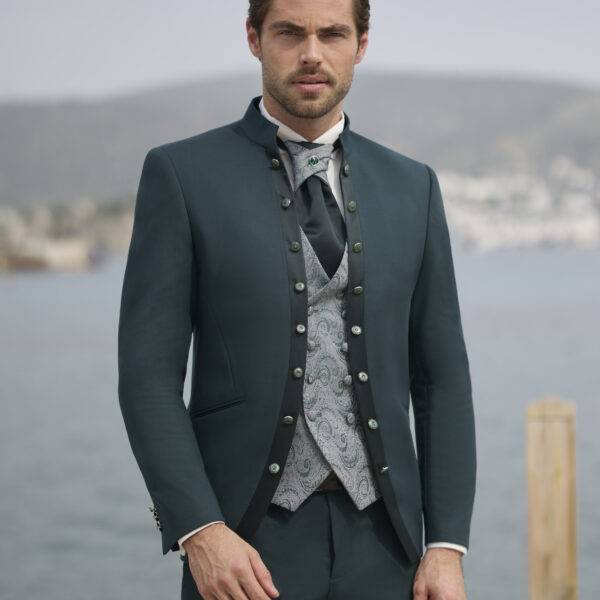 Homme en costume de mariage vert avec gilet paisley argenté